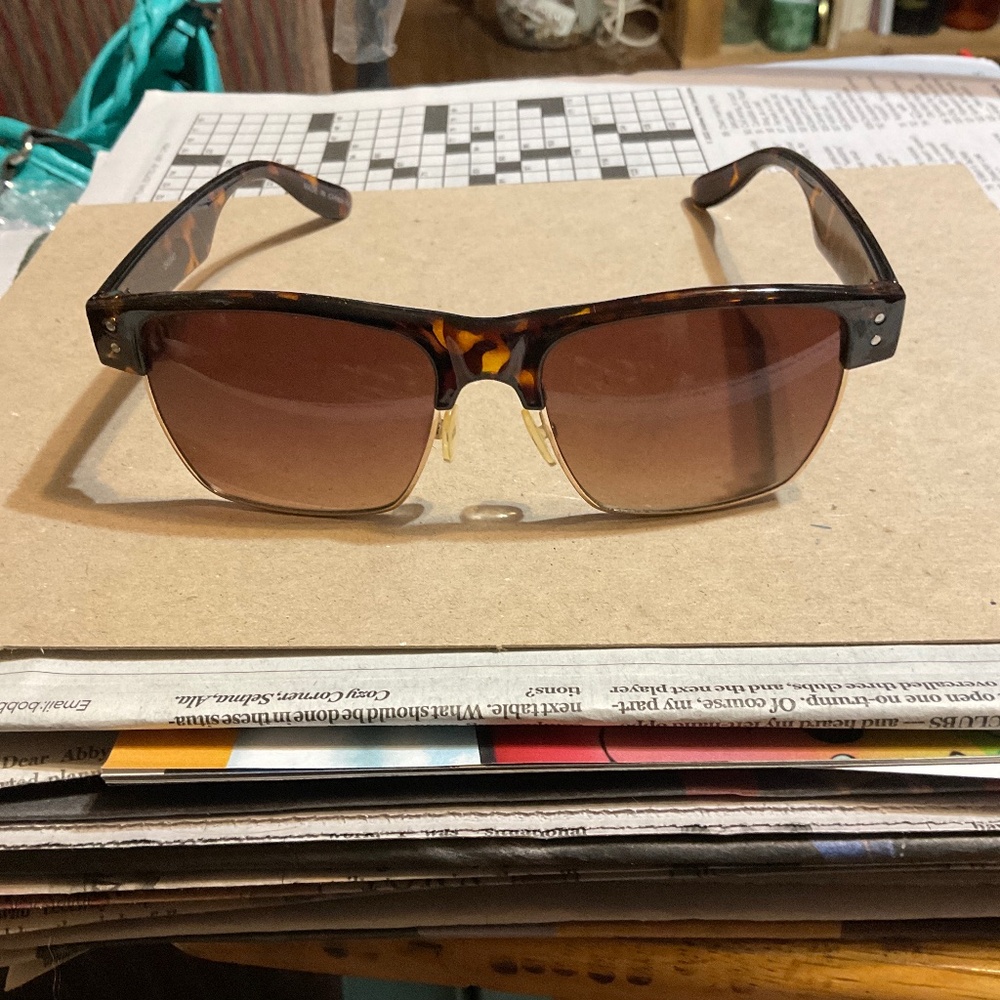 Tortoise shell and gold sunglasses 540940